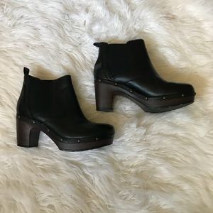 New without tags Clark’s clog boots